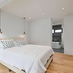 New Modern 1400 Sq Ft Coach House Near Everything
